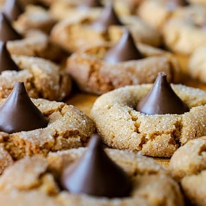 peanut butter blossom cookies in rows